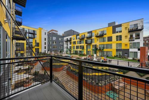Upscale 2 Bedroom Stay With Rooftop Pool And Hot Tub! 402
