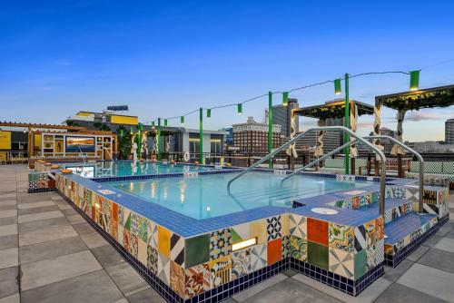 Upscale 2 Bedroom Stay With Rooftop Pool And Hot Tub! 402