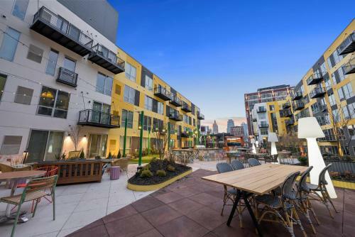 Upscale 2 Bedroom Stay With Rooftop Pool And Hot Tub! 402