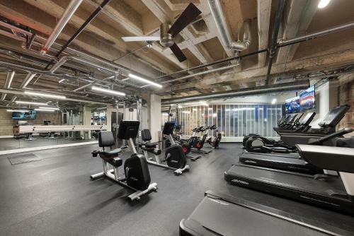 Upscale 2 Bedroom Stay With Rooftop Pool And Hot Tub! 402