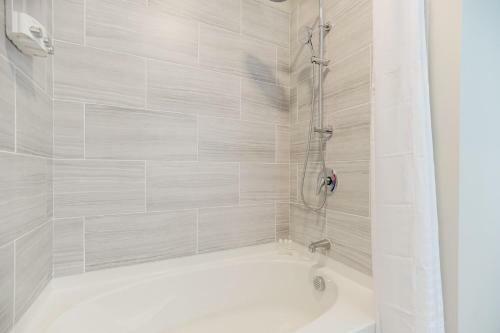 Upscale 2 Bedroom Stay With Rooftop Pool And Hot Tub! 624