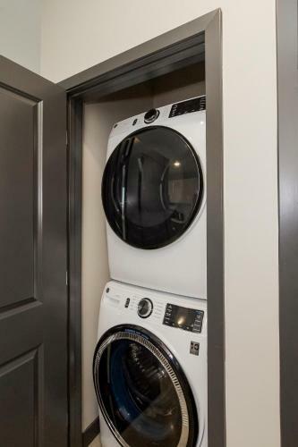 Beautiful Spacious 3 Bed Condominium 408