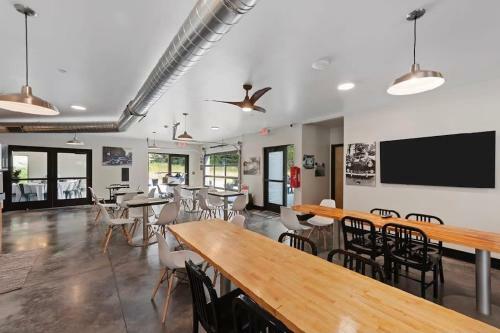 Sleep In Private Pod Near Outdoor Activities&ski