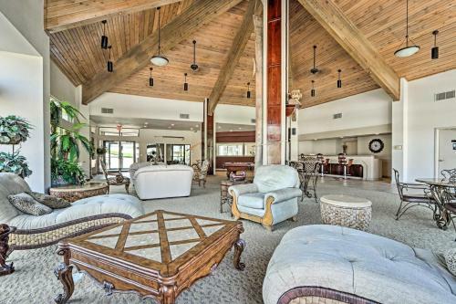 Apartamento Top Floor End Unit Condo With Resort Perks!
