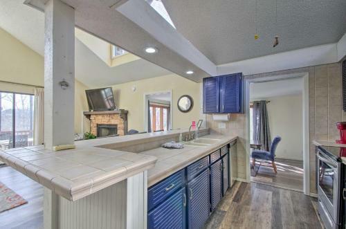 Sun-dappled Osage Beach House With Sun Porch!