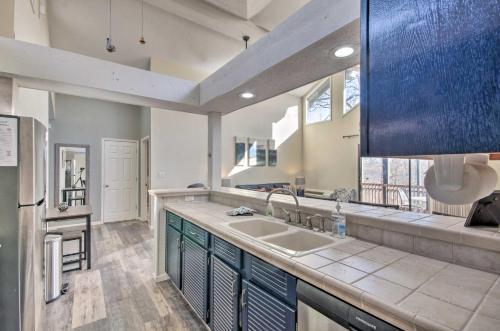 Sun-dappled Osage Beach House With Sun Porch!