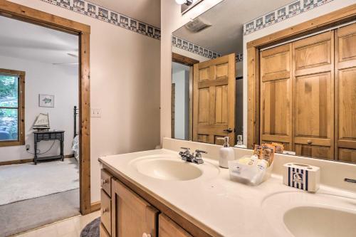 Sunny Providence Cottage Retreat With Kayaks!