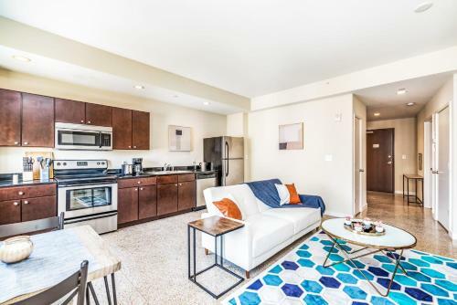 Spacious Condo With Great Sky Roof By Cozysuites