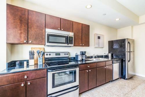 Spacious Condo With Great Sky Roof By Cozysuites