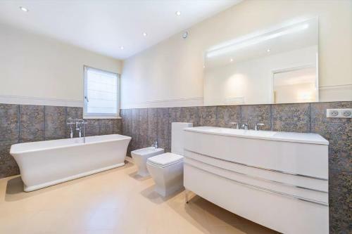 Apartamento You Are Also Perfectly Placed For Exploring The Surrounding Area