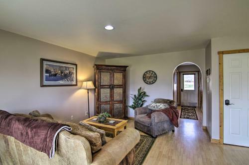 Airy Emigrant Townhome With Sweeping Mtn Views!