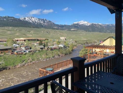 Hotel Yellowstone Riverside Cottages