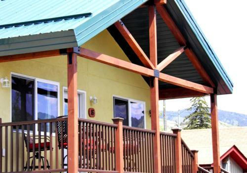 Hotel Yellowstone Riverside Cottages