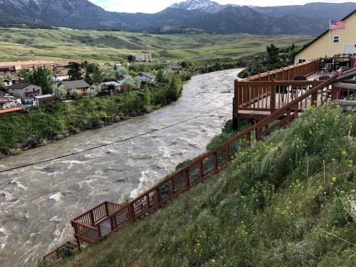 Hotel Yellowstone Riverside Cottages