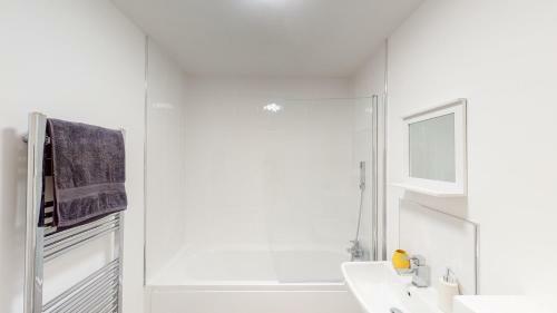 Brand New 1 Bedroom Apartment With Parking