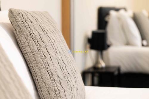 2 Bed Modern Apartment. Close To Station & Parking