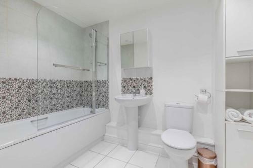 2 Bed & 2 Bath Cosy Apartment Slough- Free Parking
