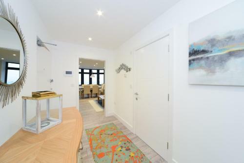 Luxury 3 Bed Apartment- Large Balcony With Seaviews