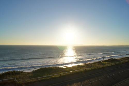 Luxury 3 Bed Apartment- Large Balcony With Seaviews