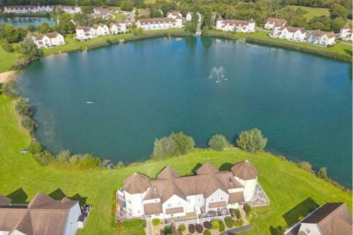 Broadway - Windrush Lake
