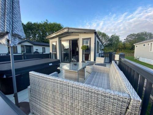 Burford, Hot Tub Lodge
