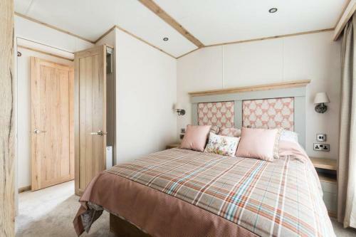 Burford, Hot Tub Lodge