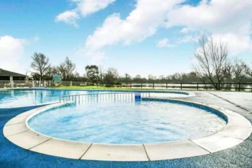 Burford, Hot Tub Lodge
