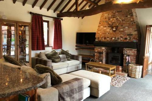 Wow! Unique And Pretty Barn With Hot Tub, Enclosed Courtyard.