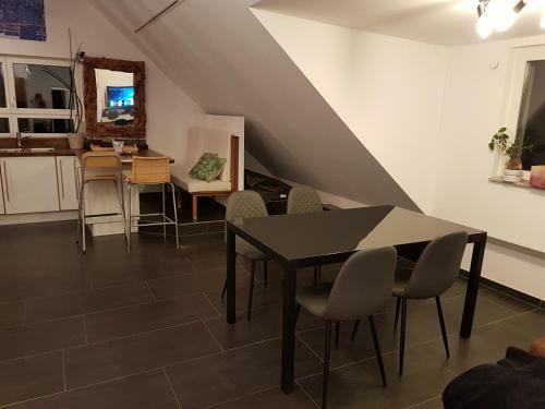 Apartamento 3,5 Zimmer Hochwertig Eingerichtete Dachgeschosswohnung