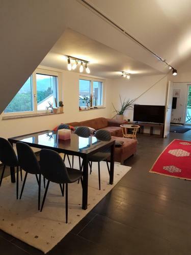Apartamento 3,5 Zimmer Hochwertig Eingerichtete Dachgeschosswohnung