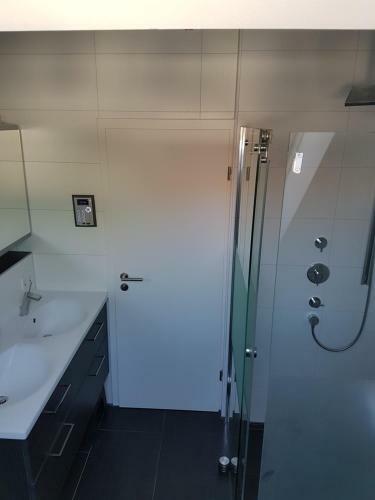 Apartamento 3,5 Zimmer Hochwertig Eingerichtete Dachgeschosswohnung