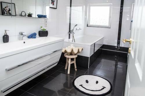 3 Kingdoms Apt (Orient, Snow, Switzerland 4you