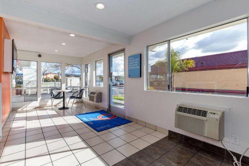 Motel 6 Hayward
