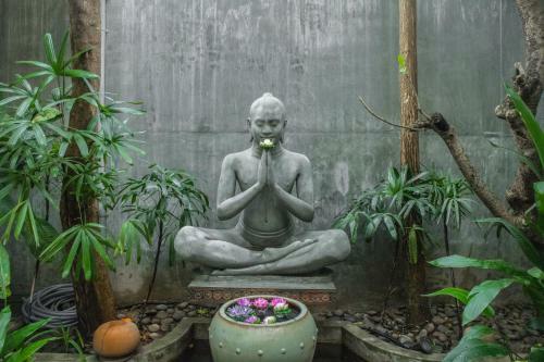 Hotel Away Villa Salt Phnom Penh