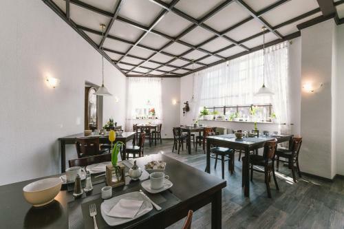 Hostal Menzels Gastst�tte & Pension Drehscheibe
