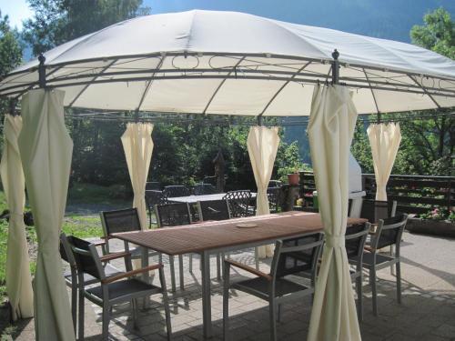 Hostal Chalet Catton