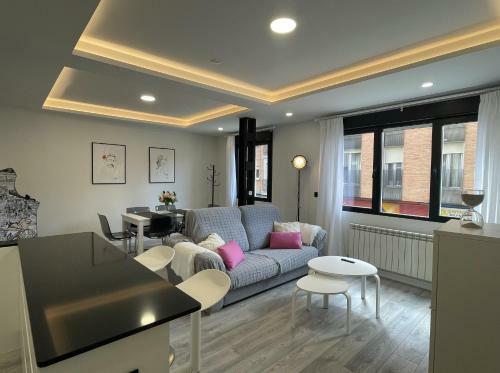 Apartamento Nuevo Con Patio, Situado En El Centro.