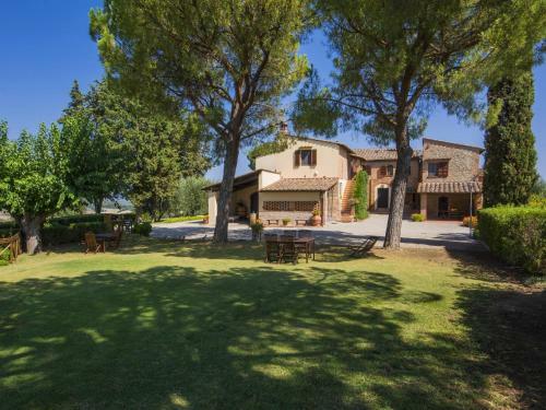 Splendid Farmhouse In Castelfiorentino With Garden