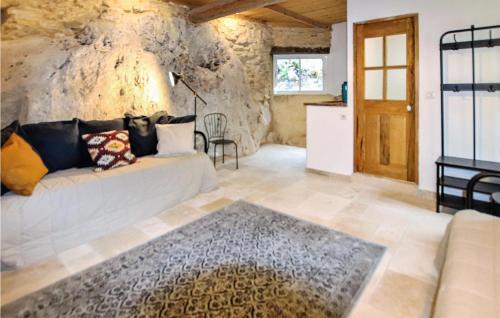 Amazing Home In Apt With 2 Bedrooms