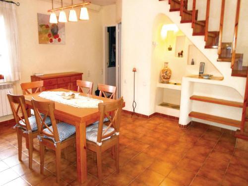 Holiday Home Passeig Del Serrat L�ocata