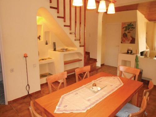 Holiday Home Passeig Del Serrat L�ocata