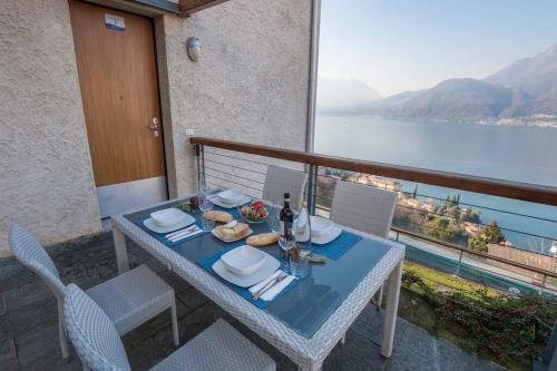 Beautiful Poolside And Stunning Lake View Gardenia
