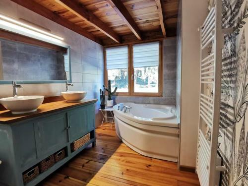 Cottage Les Pyr�n�es Au Bord de L'eau