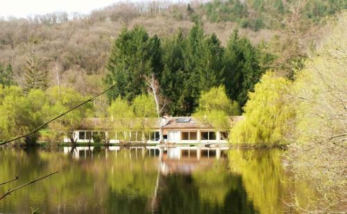 Cottage Les Pyr�n�es Au Bord de L'eau