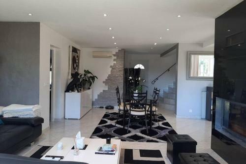 Tr�s Belle Villa Piscine Jacuzzi Grande Propri�t�