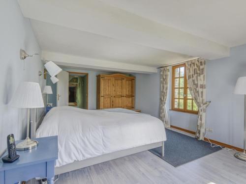 Enticing Holiday Home In Berigny With Swimming Pool