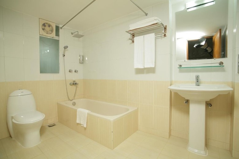 Richmond Hotel & Suites