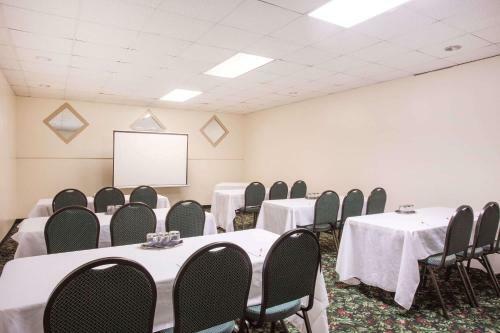 Hotel Ramada Inn And Conference Center
