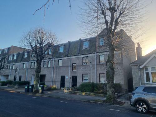 Lovely 2 Bedroom Apartment With Private Parking