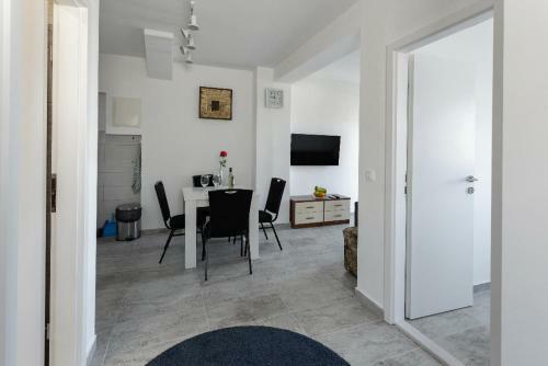 Gustav - Sea View Apartment With Balcony